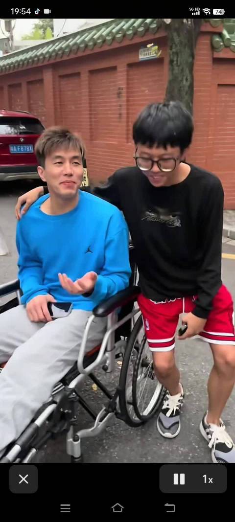 网友偶遇郭艾伦互怼颜值，艾伦笑称收拾收拾能更帅