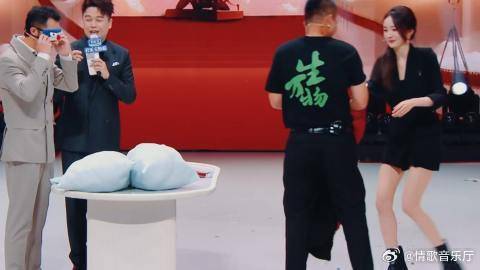 欧豪上台脱衣服，注意看杨幂的举动，这才是真爱！