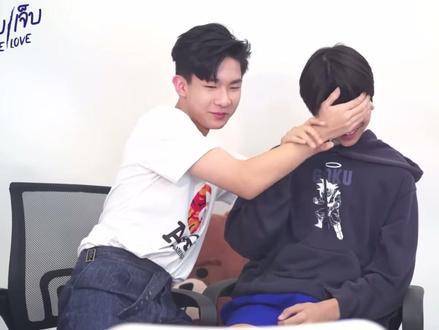 小年时刻小哲为弟弟加装防护罩，弟弟眼神渴望萌态十足