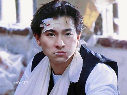 那一年，他身着纯白西装疾驰而过，瞬间点燃全球目光