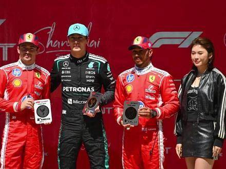 吴艳妮亮相F1中国站颁奖礼，海外社交平台裁剪合影引争议