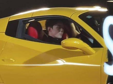 传闻已至，那位风华正茂的掌舵人重返公司核心！ 吴磊新年红毯的超跑系变装