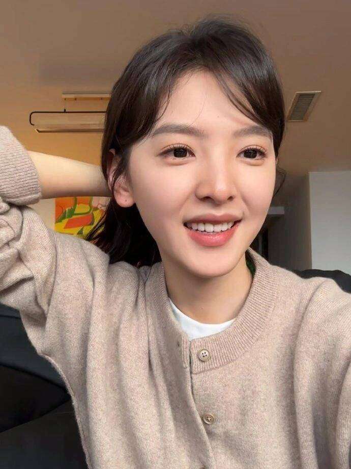 章若楠亲戚家喝茶照曝光!大年初一素颜出镜,网友:这才是明星该有的样子