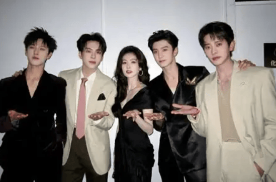 白鹿李昀锐春晚造型