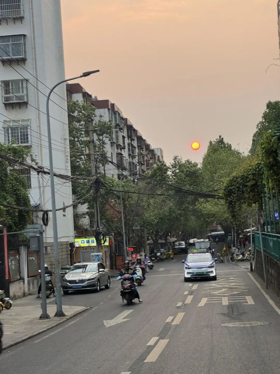 不少早起的市民驻足欣赏，感受这份来自春城清晨的自然馈赠。有市民感慨：“昆明的早晨，连太阳都带着温柔的烟火气。”