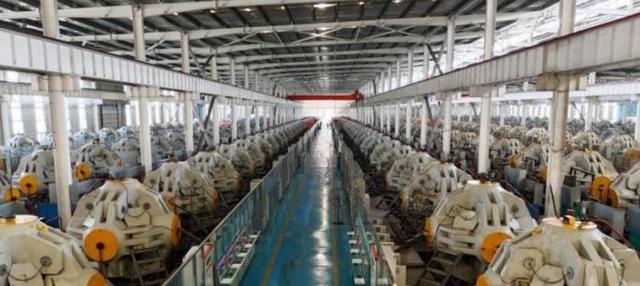 图为企业自主研发的六面顶压机正在培育人造钻石。 王中举 摄