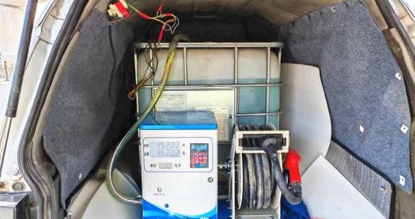黑加油车“露头”，扬州连查2辆非法改装车，警方对“油老板”和加油人都有话说