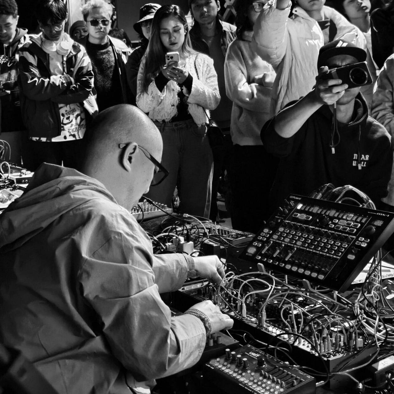 黑撒乐队王大治实拍图   图片来源：招商林屿缦岛