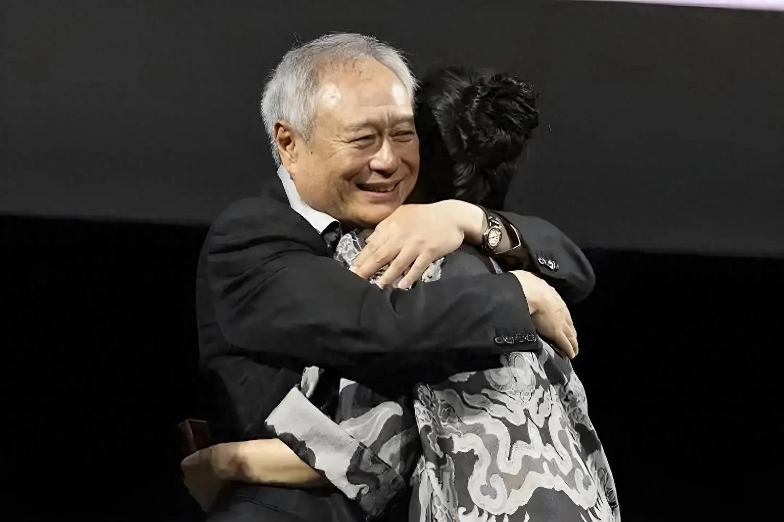 章子怡李安25年后同框拥抱!