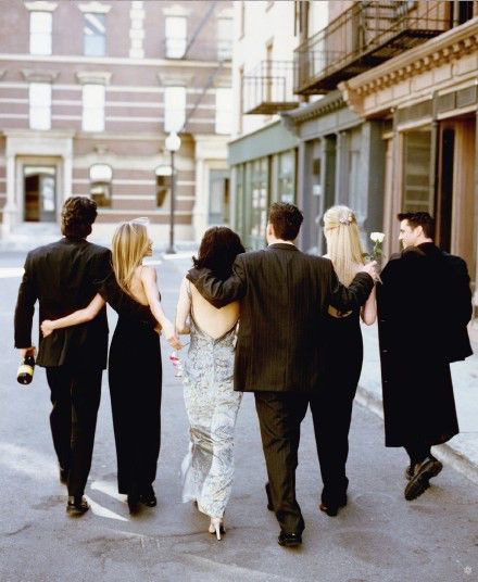 今日资讯：《老友记》重聚？《破产姐妹》Max订婚？金韩彬开微博