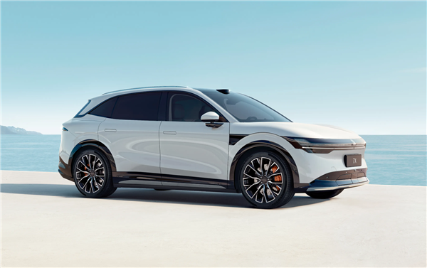 小学生实名投诉极氪 建议取消让她写作业的小桌板!极氪回应