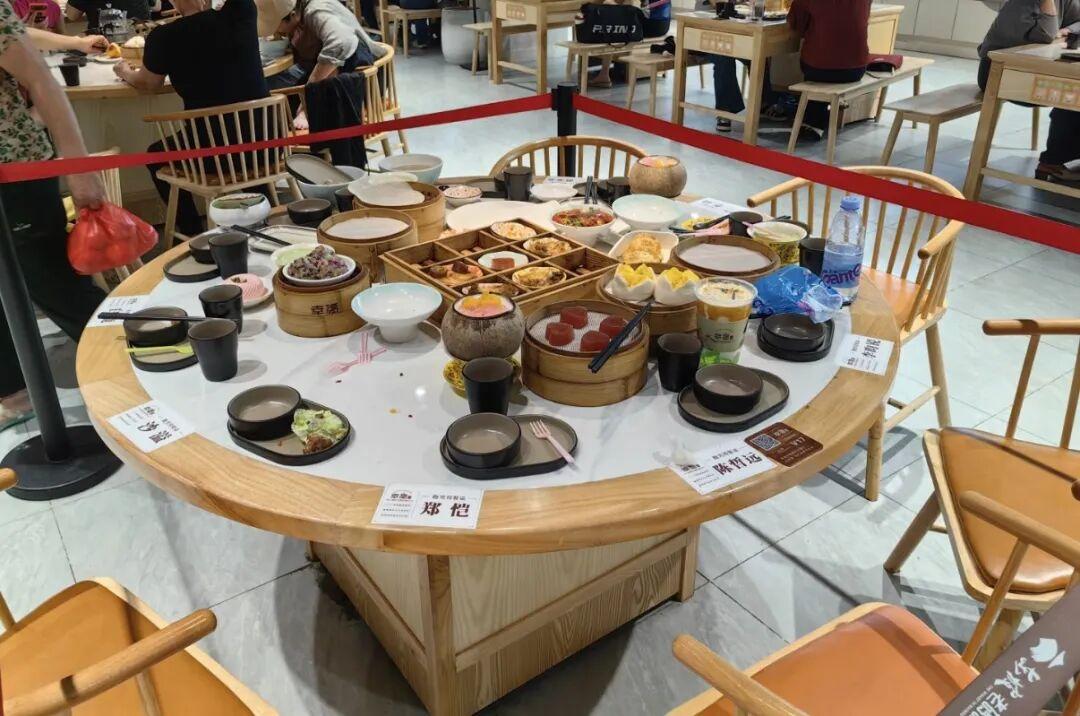 一餐厅保留明星“跑男团”吃过的剩饭，网友称食物上有小虫子，餐厅回应：本意是留给粉丝打卡，目前已收拾干净