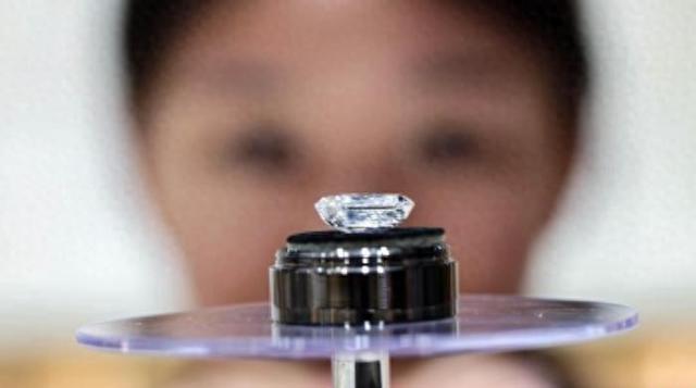 图为人造钻石成品吸引消费者观赏。 王中举 摄