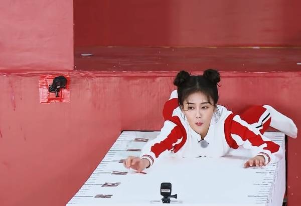 《奔跑吧》白鹿获得游戏胜利,谁注意baby和周洁琼表情?太真实_开心