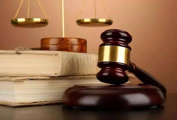 “赔了钱，牛凭啥不归我？”货车司机撞死牛后的这句话，让网友吵翻了