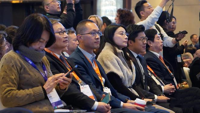 谢霆锋哈尔滨吃铁锅炖，冲锋衣套羽绒服冻得直缩脖，依然很帅气