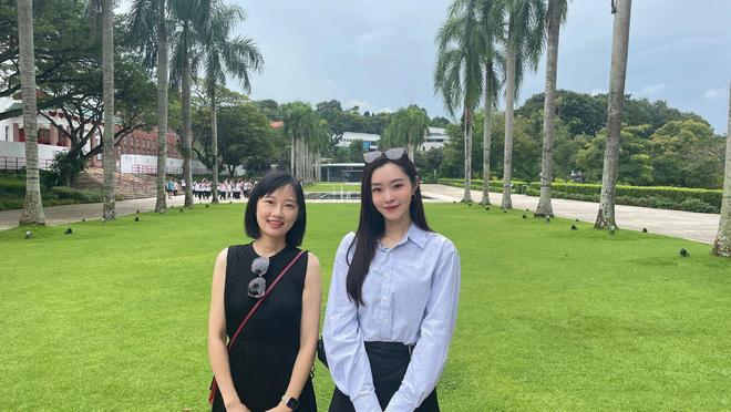 宋轶新加坡探亲，表嫂晒抱娃照，宋轶好像小说中肤白貌美的女主