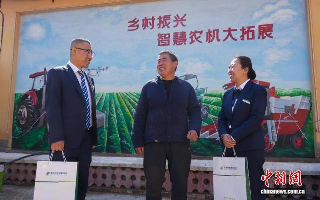 金融力量托举农机“致富梦”。任丽娜 摄