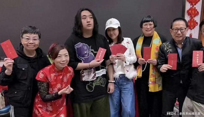 吴镇宇带17岁儿子费曼到亲戚家拜年，身材高大头发邋遢