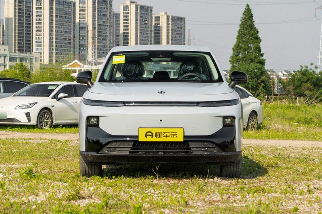 10万级家用纯电SUV实测，三月购车正当时!零跑B10续航实、空间大_智会买车