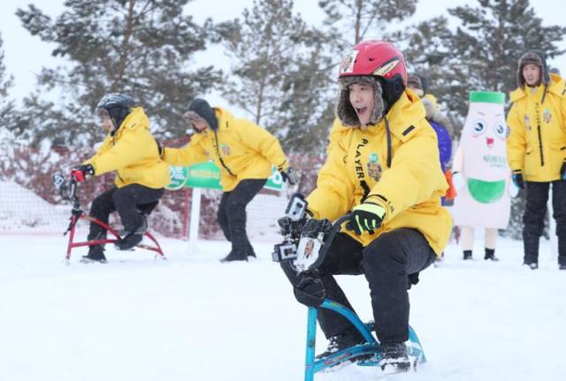《高能少年团》雪地吃冰棍 王俊凯主动分担赞暖心