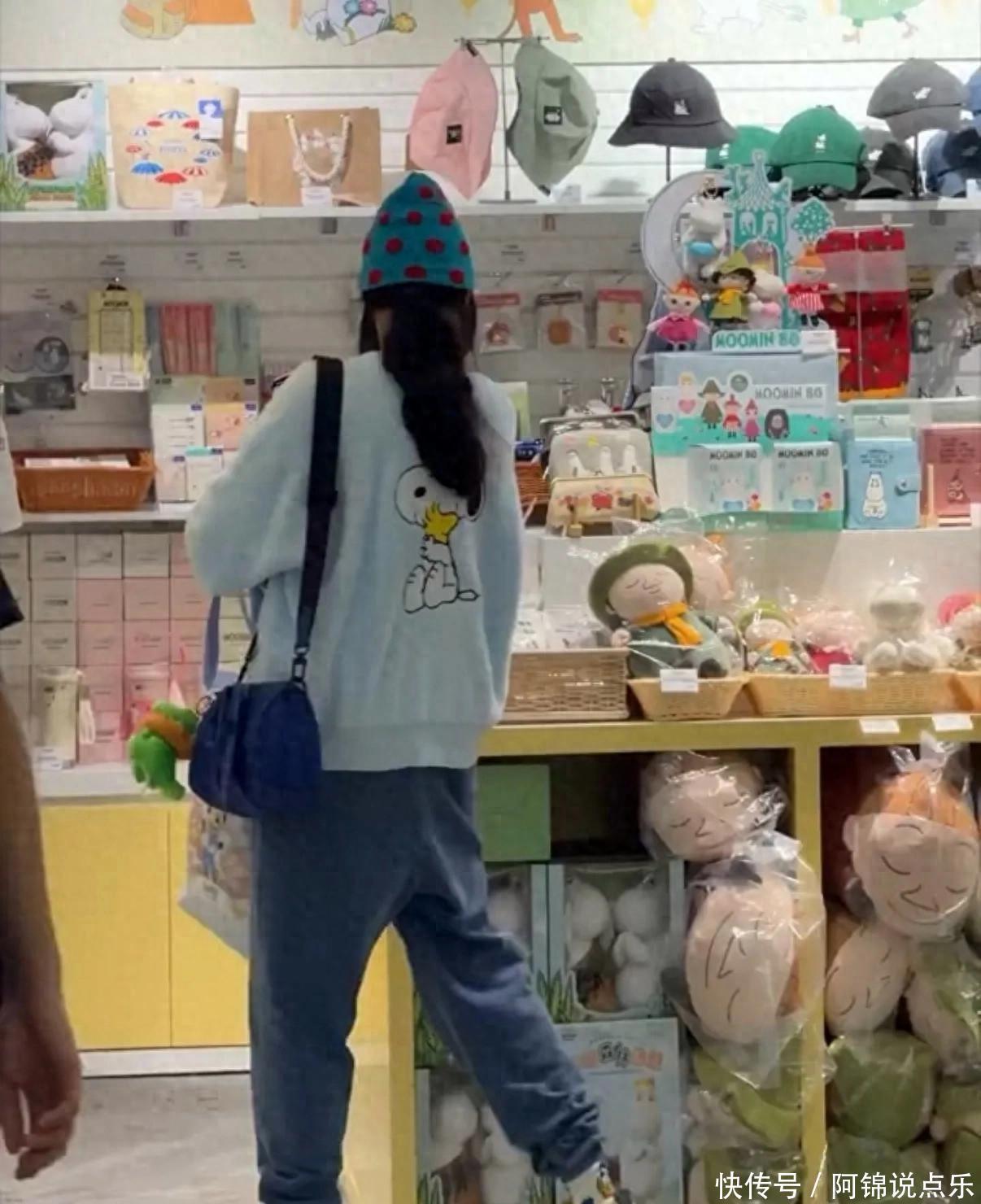 张柏芝接机大儿子，Lucas背影超像谢霆锋，暖心帮妈妈背包被怒赞