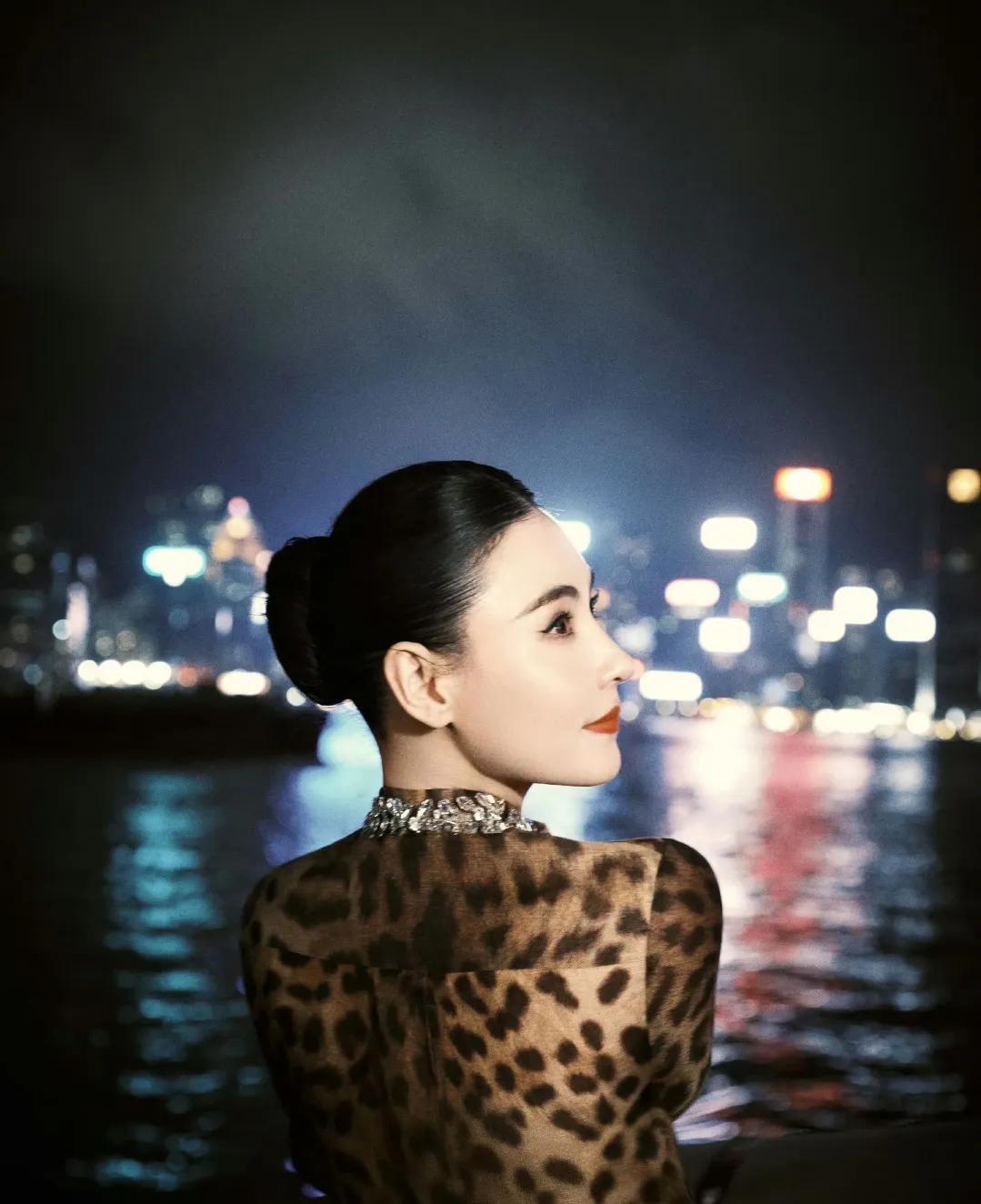 谢霆锋前妻张柏芝晒豹纹长裙,再现《喜剧之王》“我养你”名场面