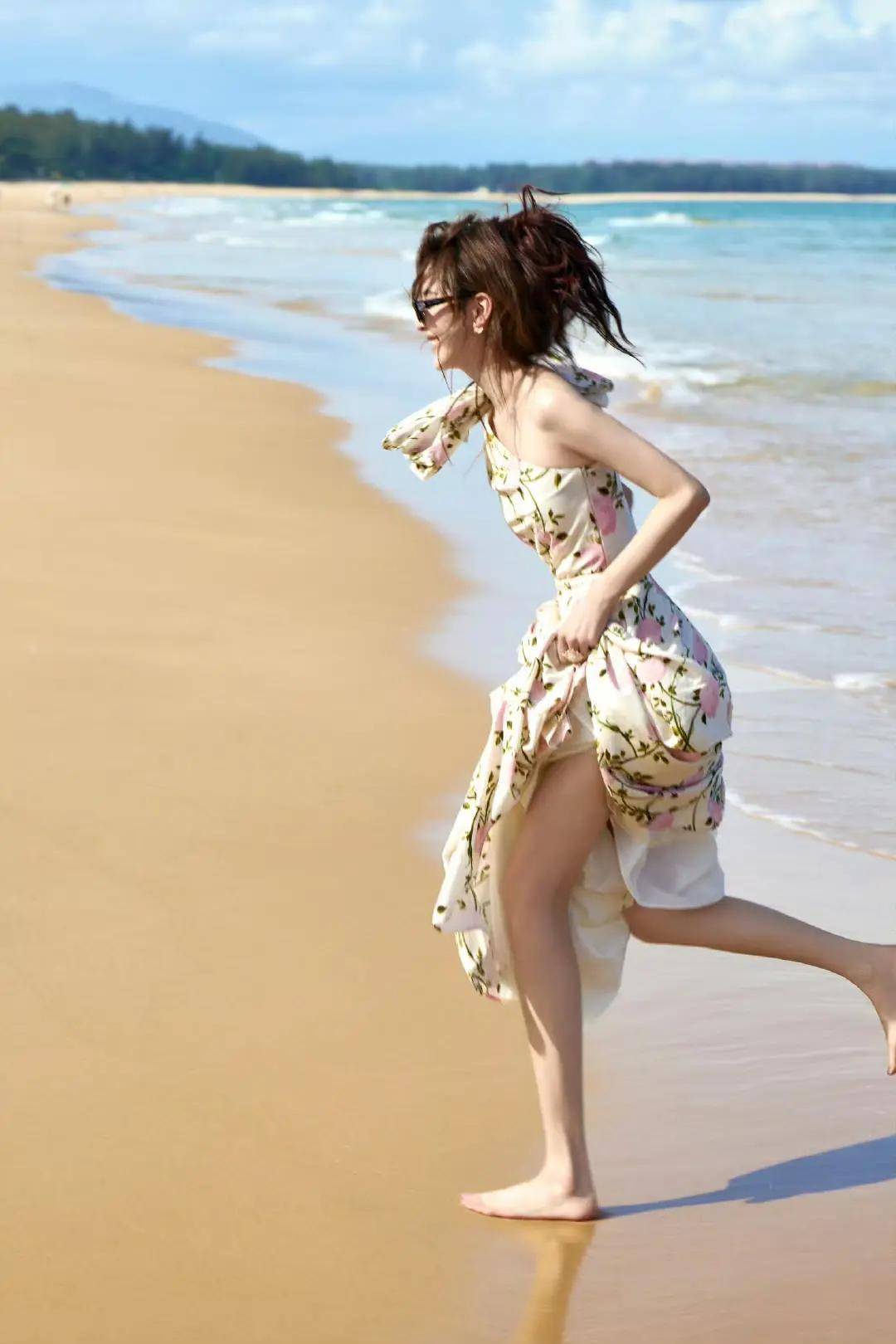 章若楠可爱无敌，外边温柔灵动，气质清纯漂亮。_笑容_自然_情绪