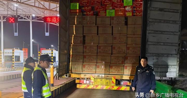 我市查获一辆非法运输烟花爆竹大货车！