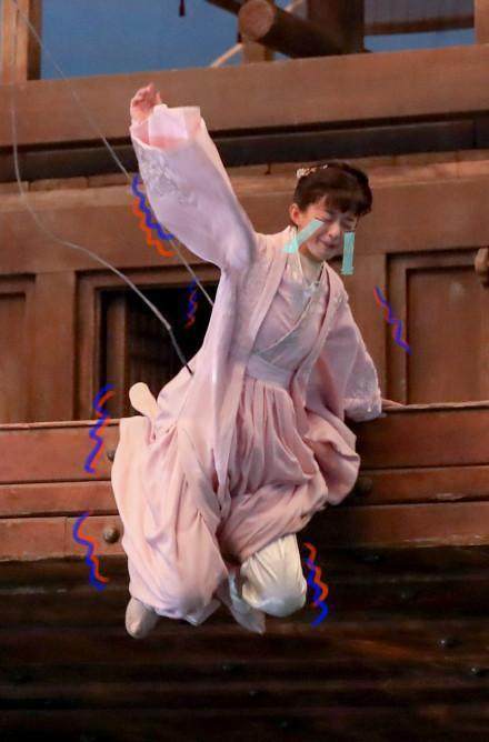 明星冬天拍戏怎么御寒?李易峰喝酒,谢娜7条秋裤,王源地上打滚