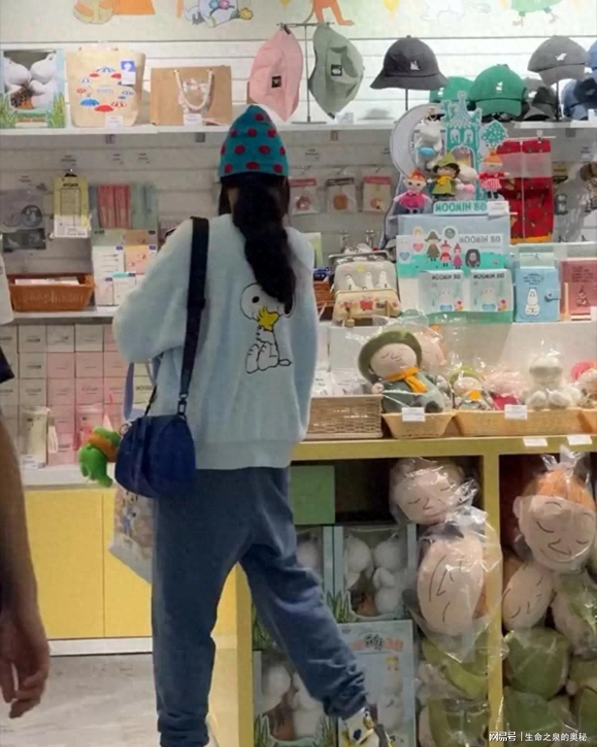 张柏芝接机大儿子Lucas，背影似谢霆锋，帮妈妈背包暖心