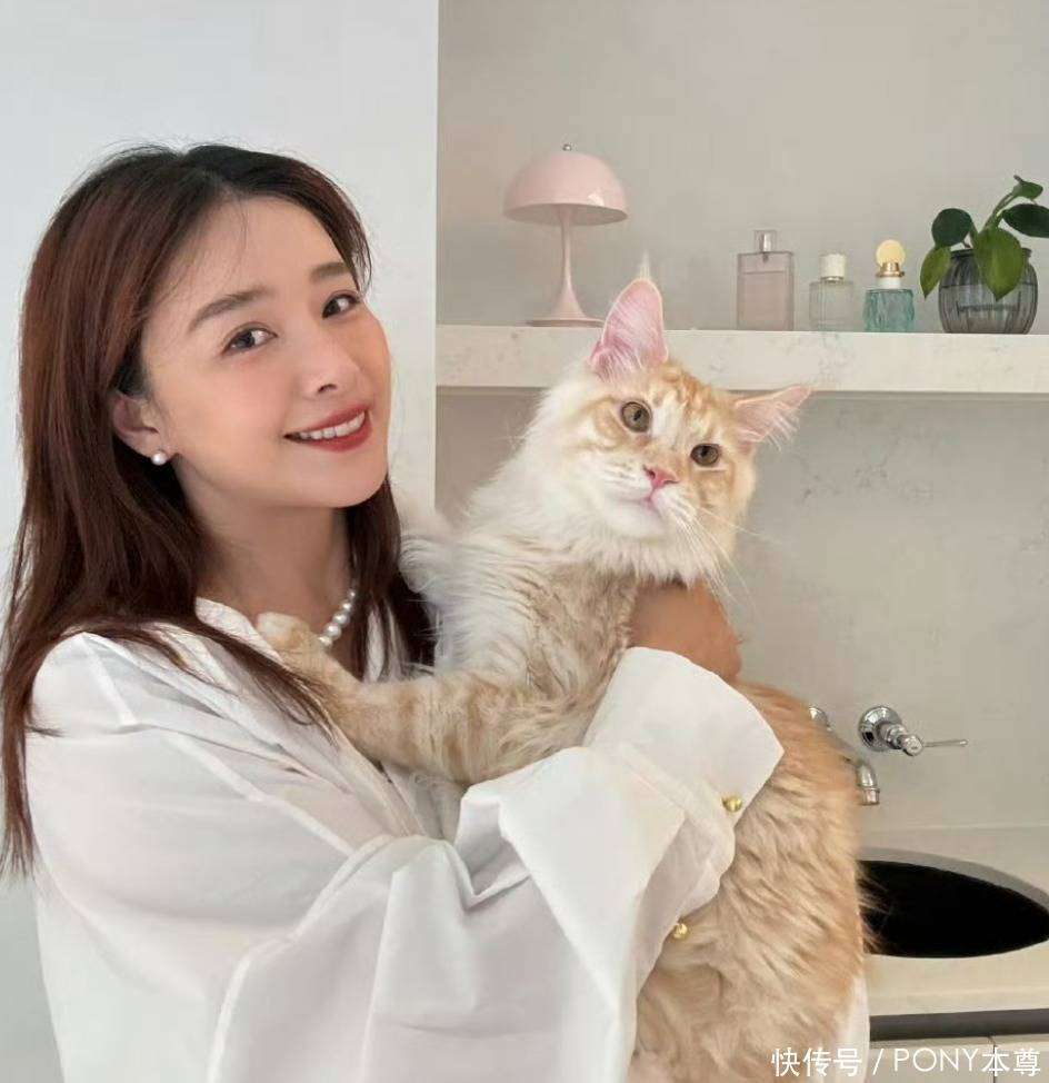 阚清子晒近照，穿白色衬衫戴珍珠项链、耳环，状态恢复的非常好!