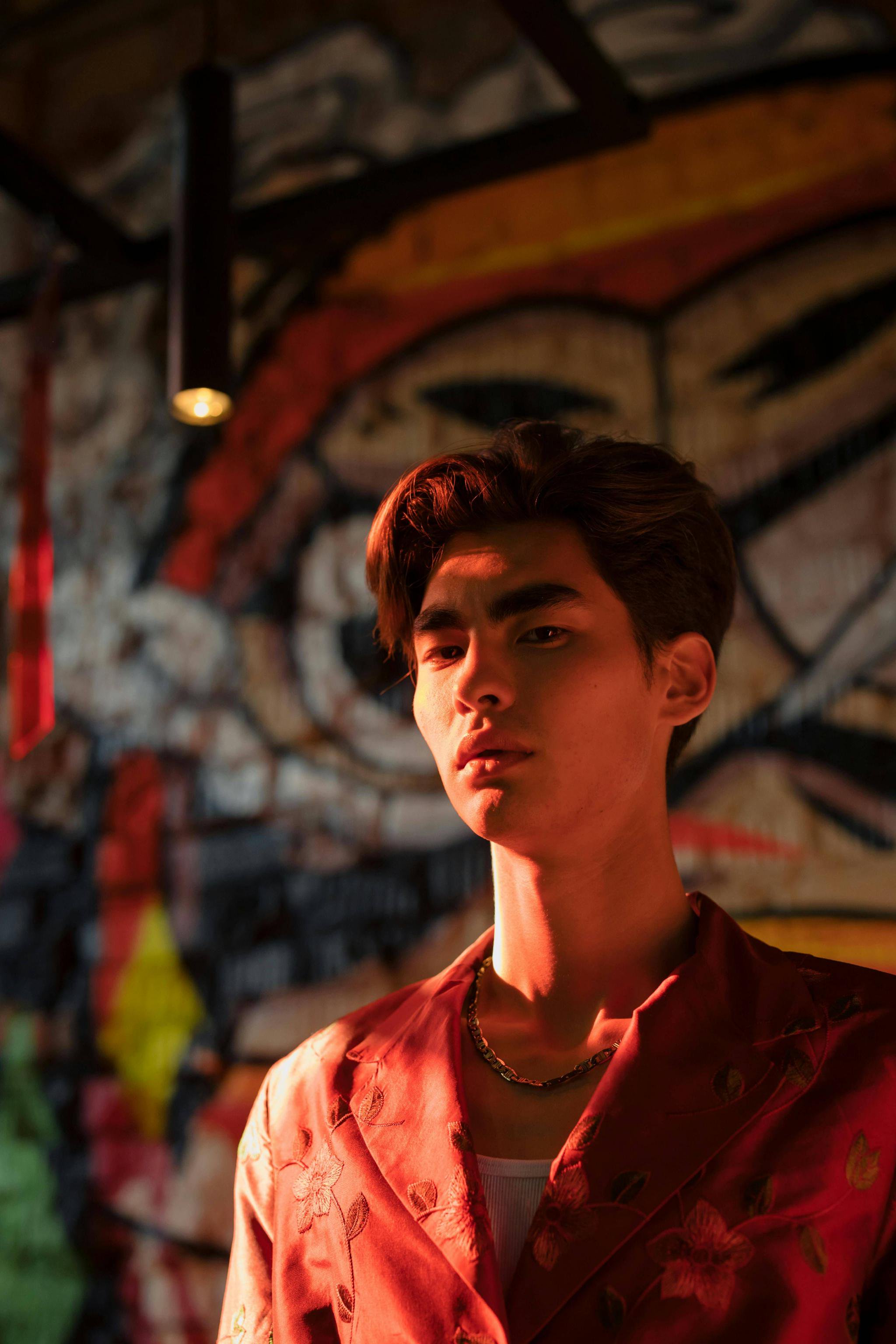 汪苏泷《明日世界》海报曝光:糙汉造型反差大,网友直呼‘像流浪汉’!