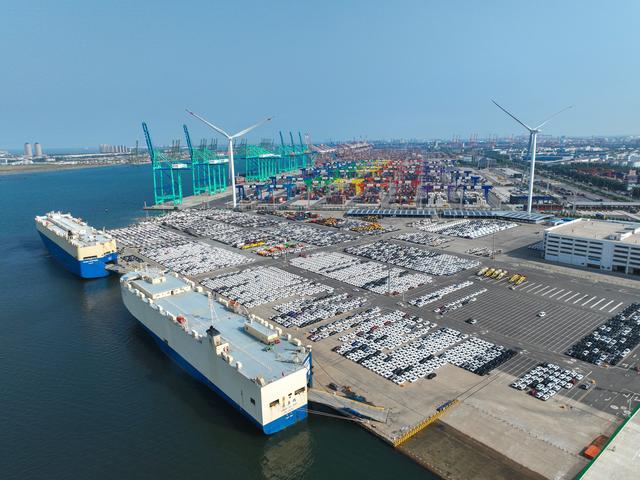 天津港货运码头一片繁忙。（受访者供图）