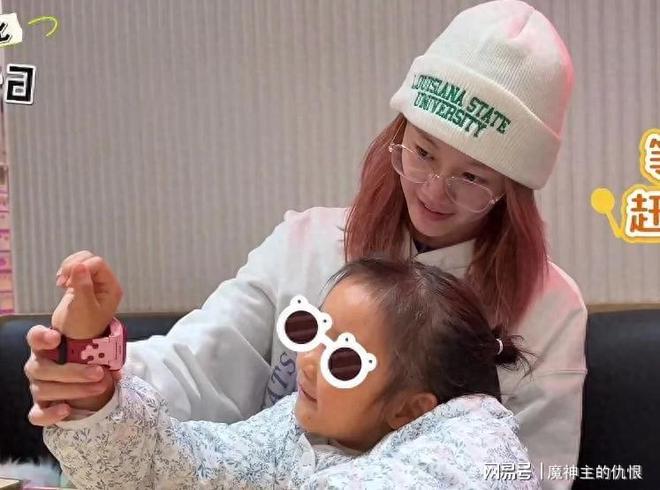 郑恺女儿5岁滑雪天赋异禀，苗苗产后体寒穿十棉衣