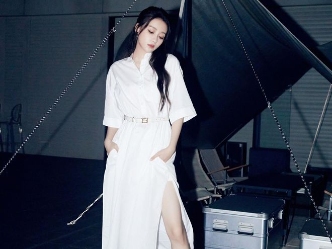 孙怡把白衬衫裙穿火了！这抹绿才是点睛之笔，普通人也能抄作业