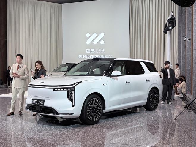 8系旗舰“神仙打架”，智己LS8预售45分钟订单过万｜汽势推荐