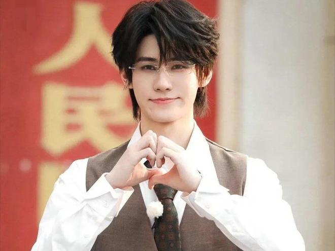 爱情保安张真源又来了，这次又要站在孟子义李昀锐中间贡献名场面