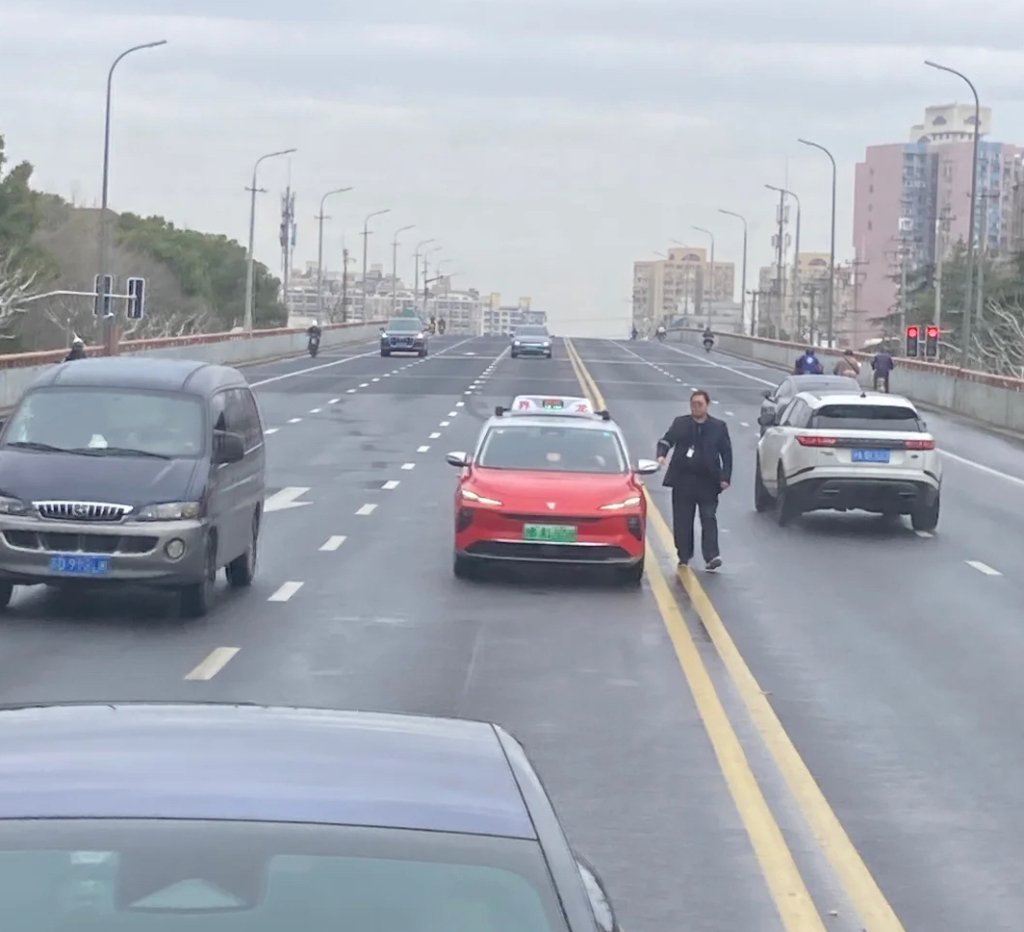 红灯转绿出租车却纹丝不动，公交司机一个举动获乘客点赞