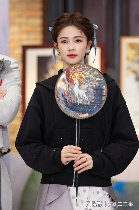 白鹿穿姥姥衣服录跑男，家乡常州爆火！