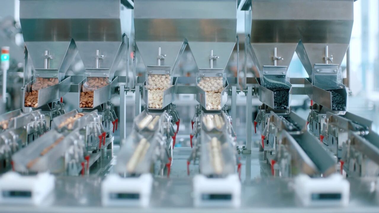 沃隆生产坚果的自动化生产线 图源：青岛宣传