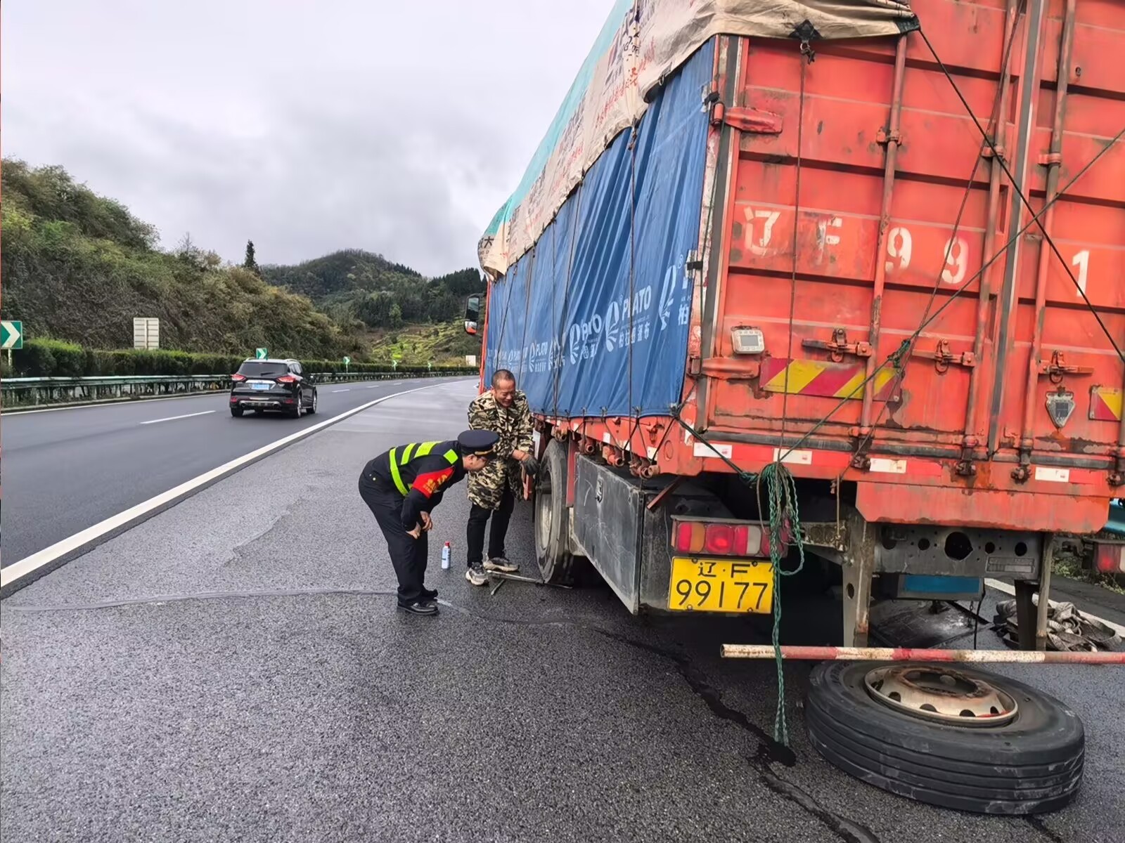 高速突发状况暖心处置 执法人员助爆胎货车顺利脱困