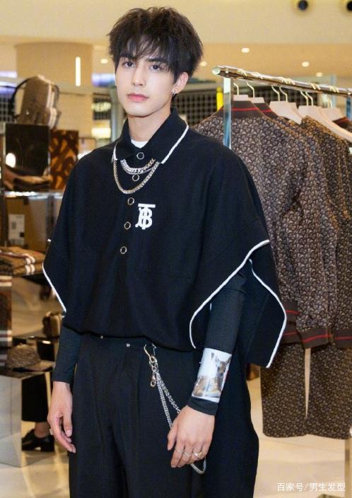 宋威龙“锡纸烫”发型潇洒帅气,全黑Look魅力十足,你要不要试试