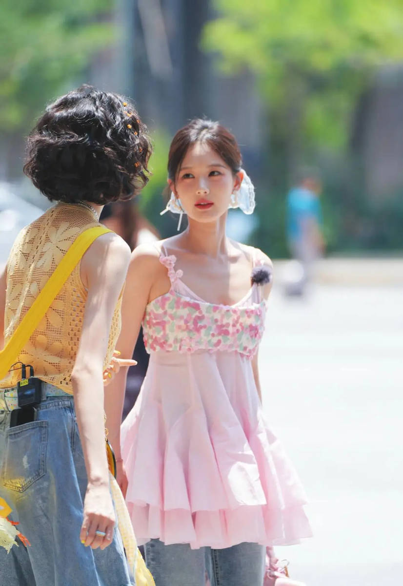 李一桐路透生图 粉色吊带上衣甜美明媚 绑蓝色发带青春活力