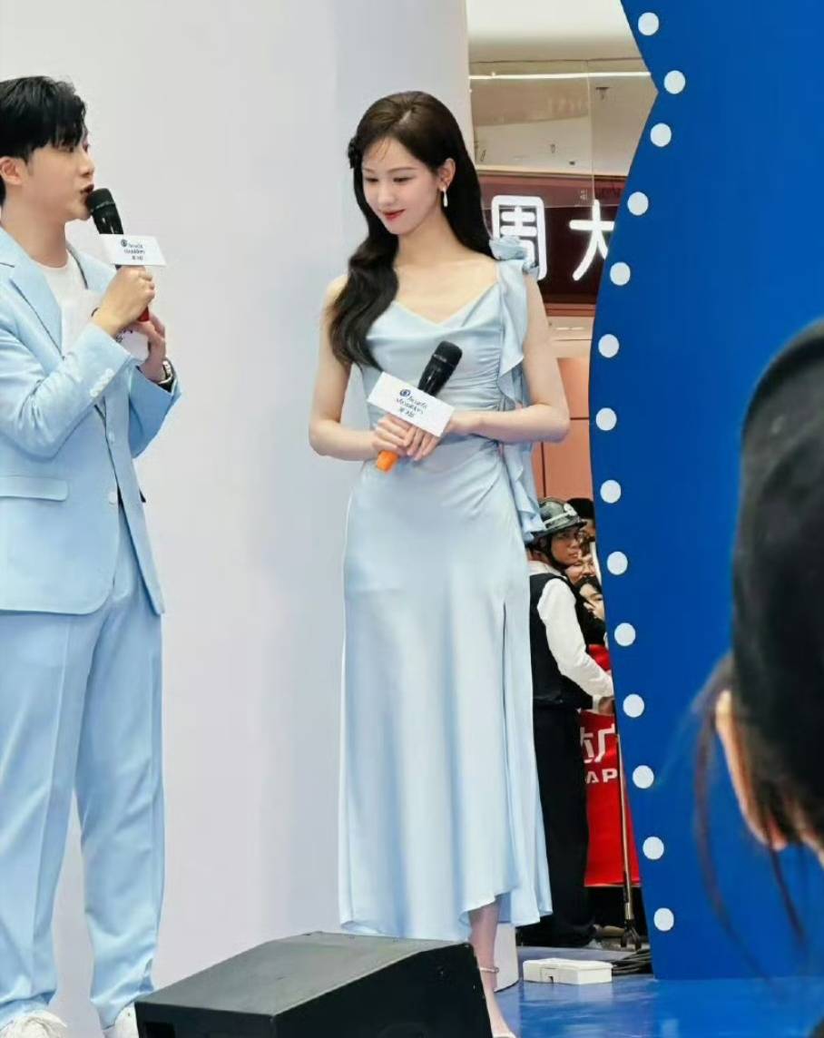 陈都灵珠海化身海盐小公主,蓝色长裙引爆现场超高人气!