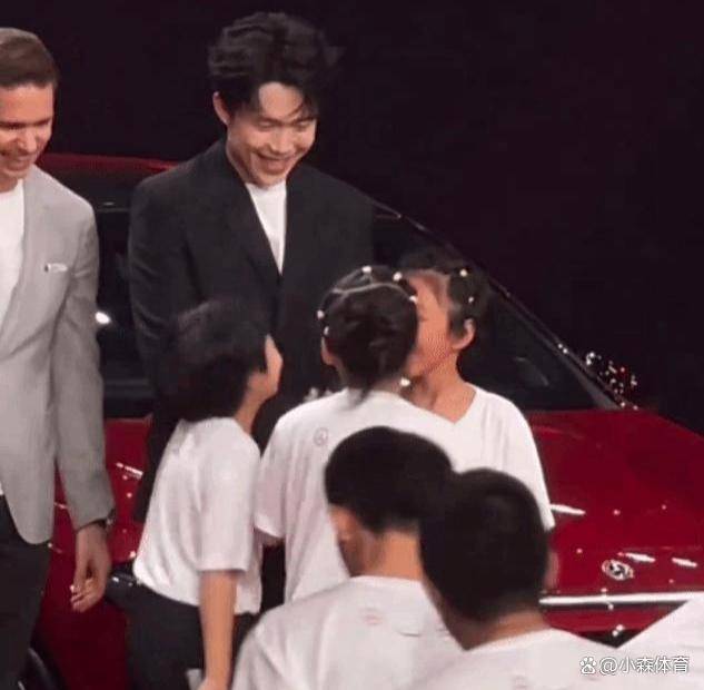 奔驰活动现场,小朋友奔向王楚钦,王楚钦温柔摸头杀!