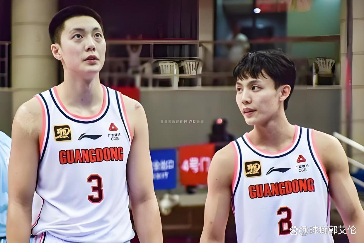 胡明轩神勇砍下26分,徐杰低迷4失误,广东大胜四川止住连败