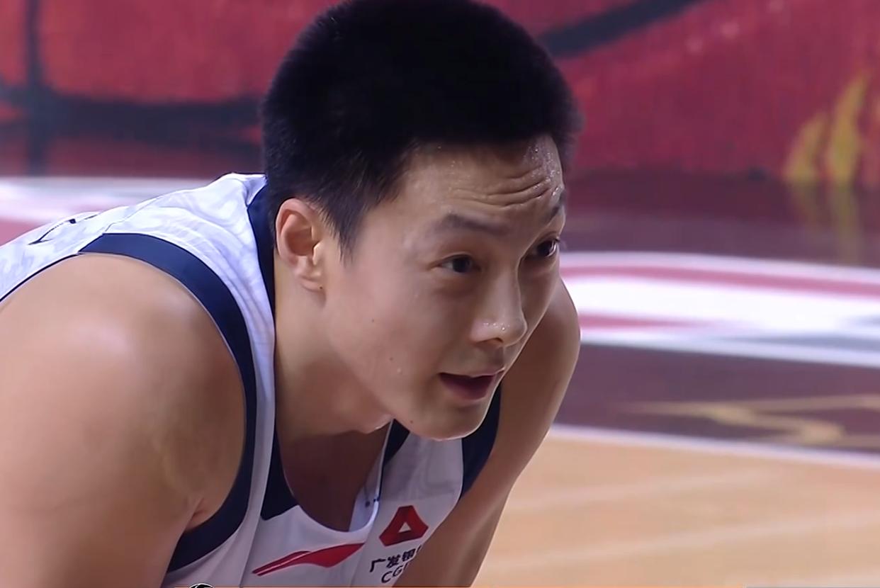 广东28分大胜四川!胡明轩轰26分天神下凡,徐杰4失误继续梦游