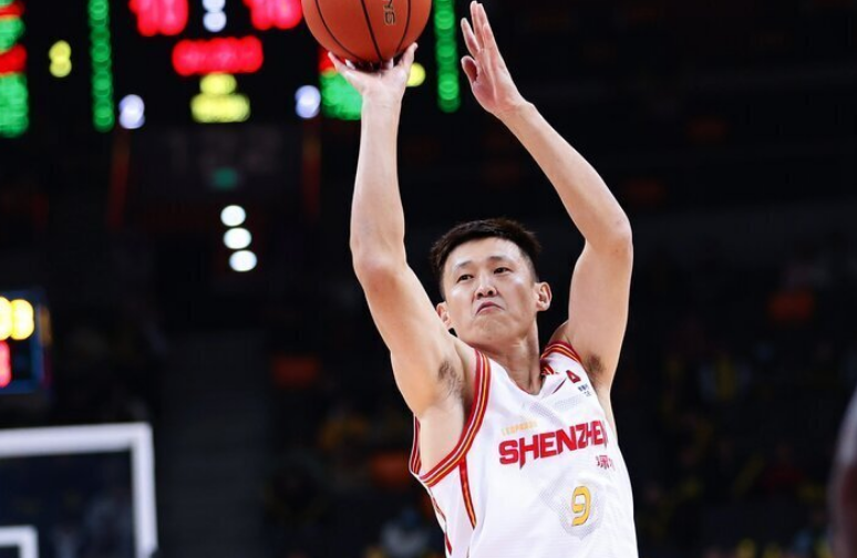 周鹏总助攻追平王仕鹏！深圳险胜福建6连胜 皮特森丢绝平三分