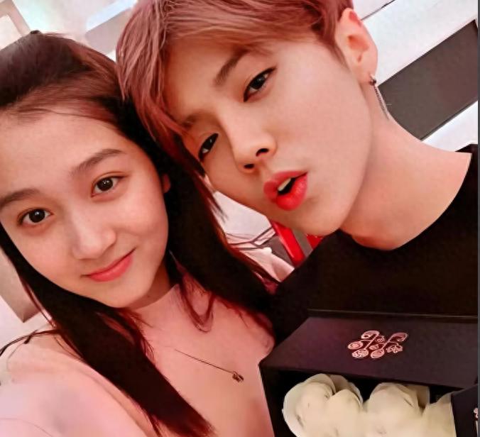 解封账号后,鹿晗低调逛街颜值回春,关晓彤一个举动暴露感情现状